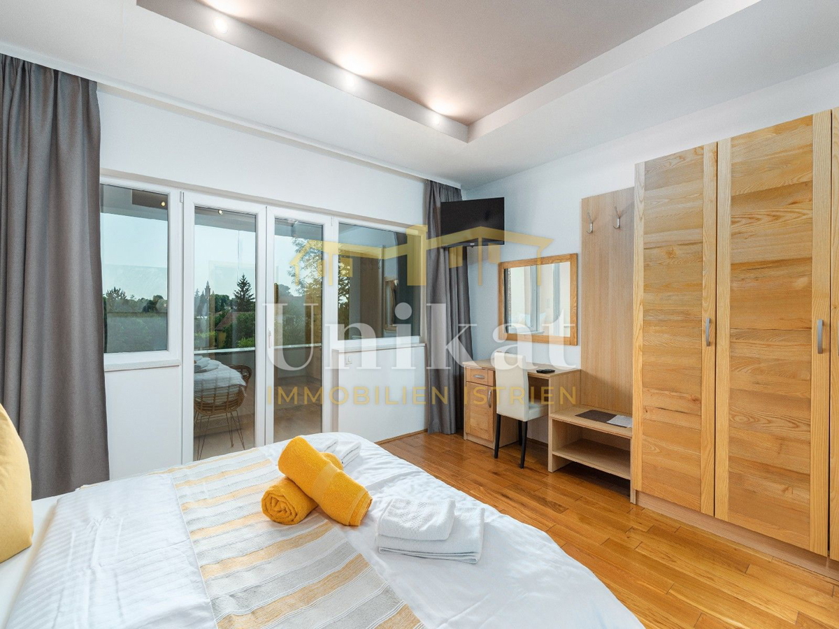 Moderna vila z notranjim in zunanjim bazenom